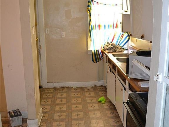 3rd image of 1828 Ravenwood Ave