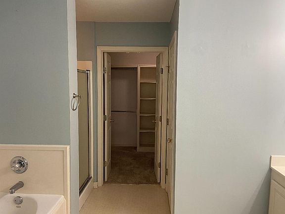 5th image of 220 Long Meadow Dr
