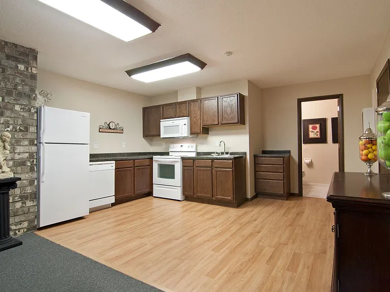 Xerxes Manor Apartments — Photo 31