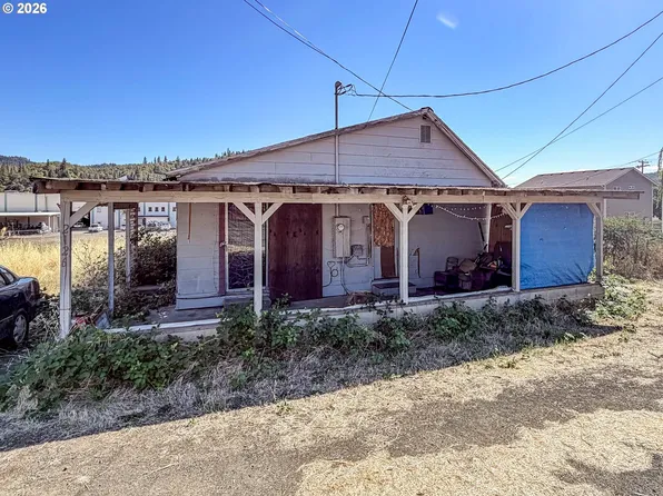 2126 NE Commercial Ave, Roseburg, OR 97470