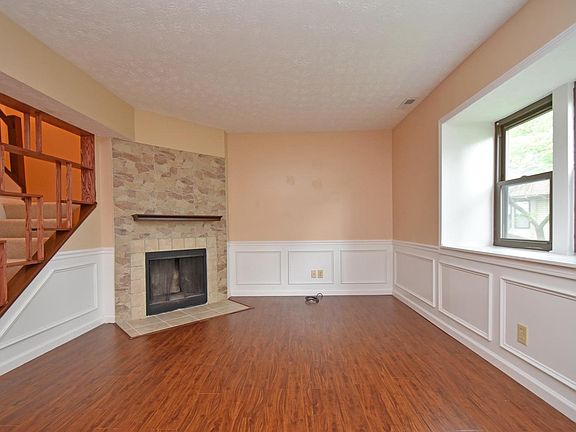 3rd image of 28 Woodcrest Dr