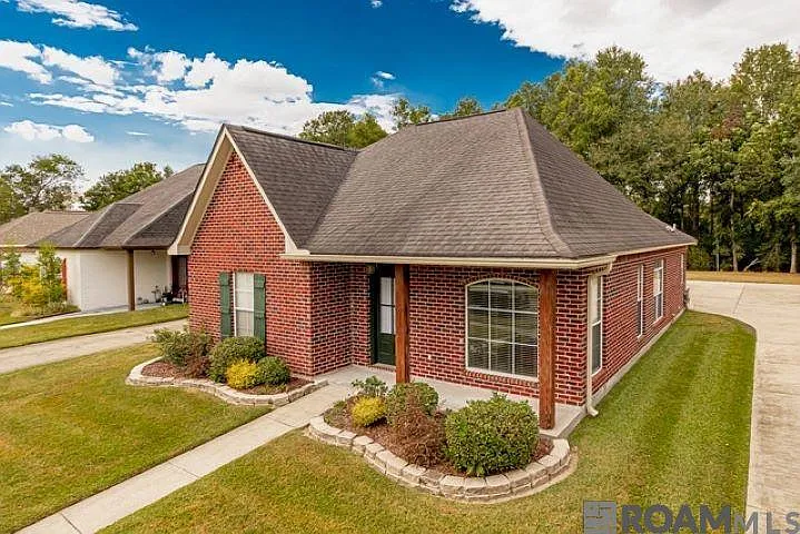 10125 Springbrook Ave — Photo 1