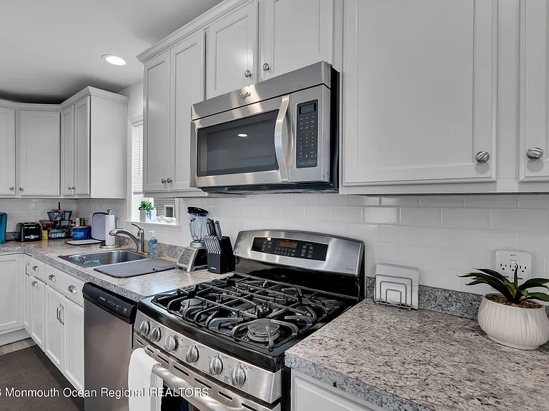 24 Virginia Ave — Photo 18