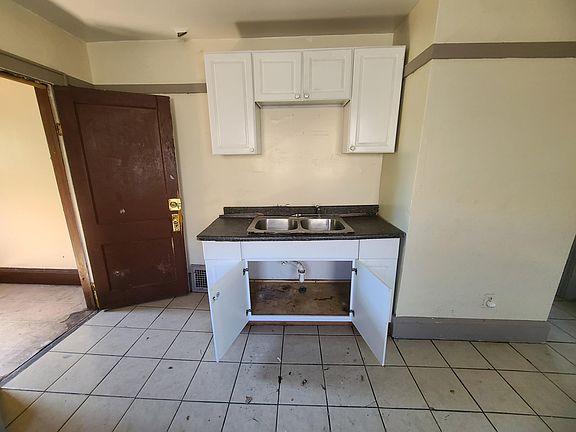 4th image of 541 W Ring St #543