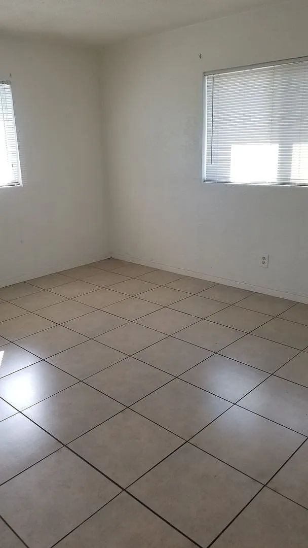 Rent Reduction!! 2 Bed 1 Bath Apartment Water And Pest Control Included — Photo 3