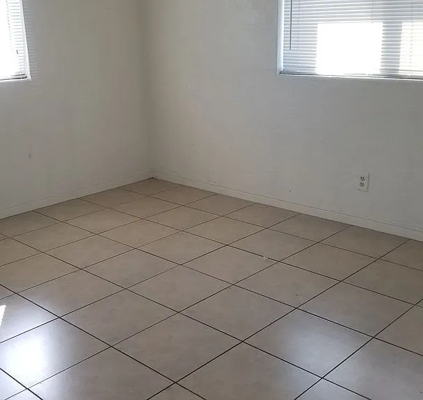 2190 S Palmetto Ave — Photo 3
