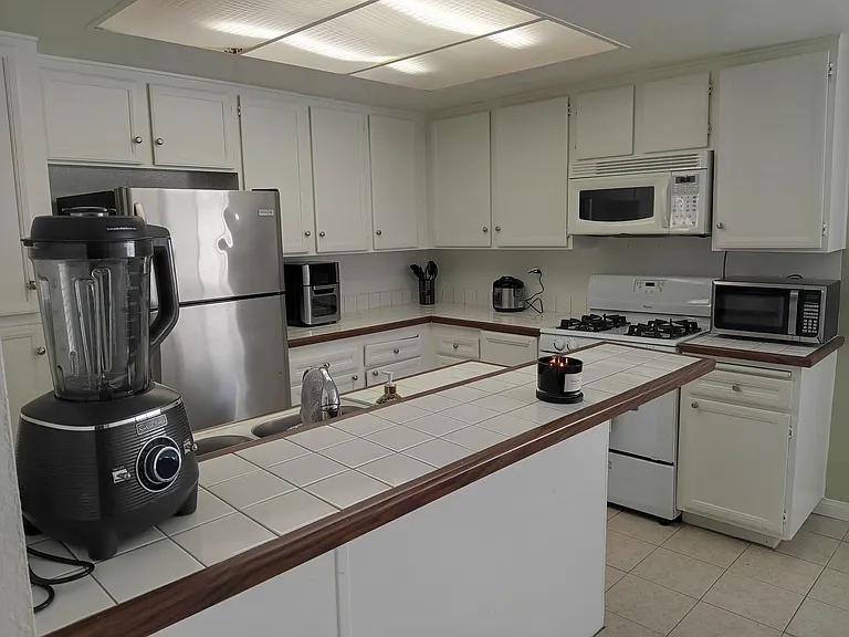 367 N Melrose Dr N #E — Photo 15