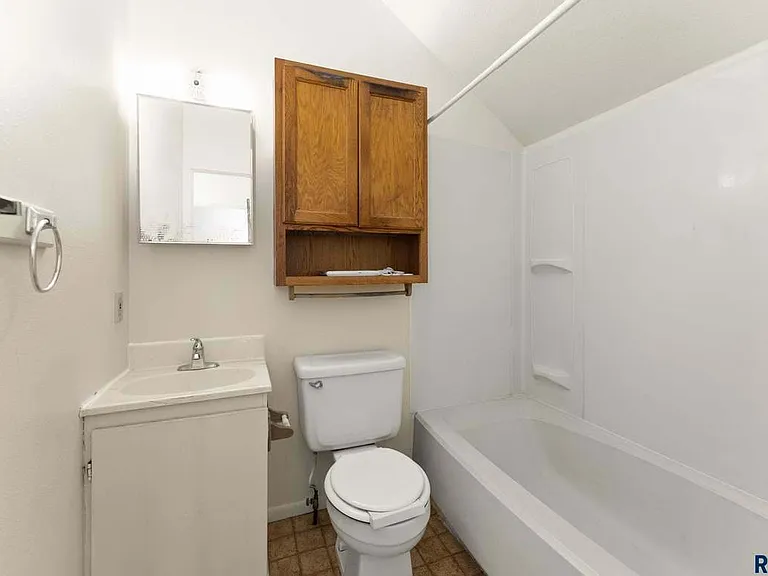 1409 E Nye St — Photo 2