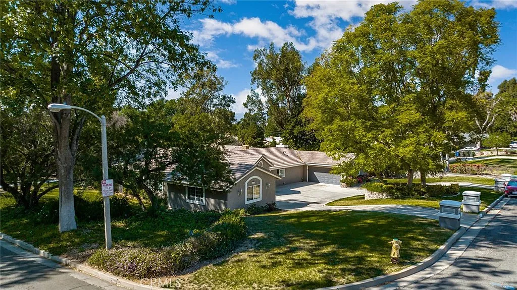 4 bed, 4000 sqft, $4,500 — Photo 3