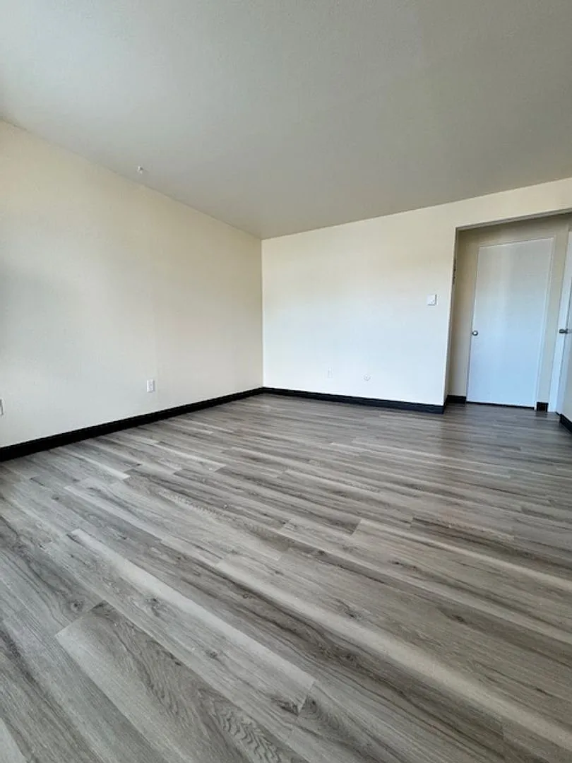 Boulder Manor — Photo 2