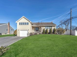 29 Amapola Ln, Kings Park, NY 11754