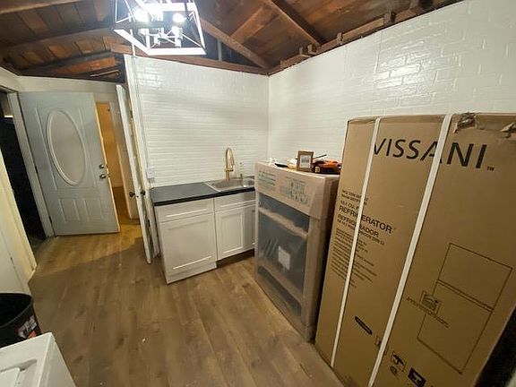 5th image of 408 1/2 Washington Ave #1/2