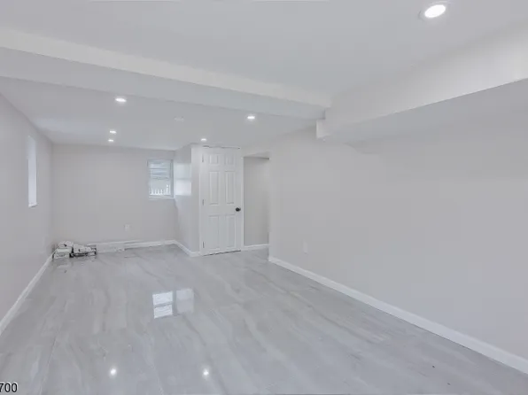 83 Woodward Ave, Bloomingdale Boro, NJ 07403