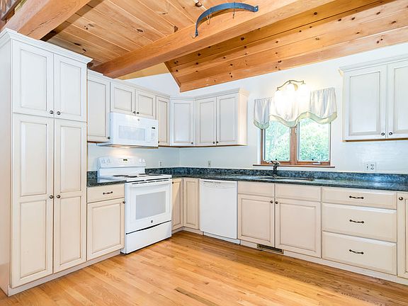 3rd image of 24 Woodland Dr