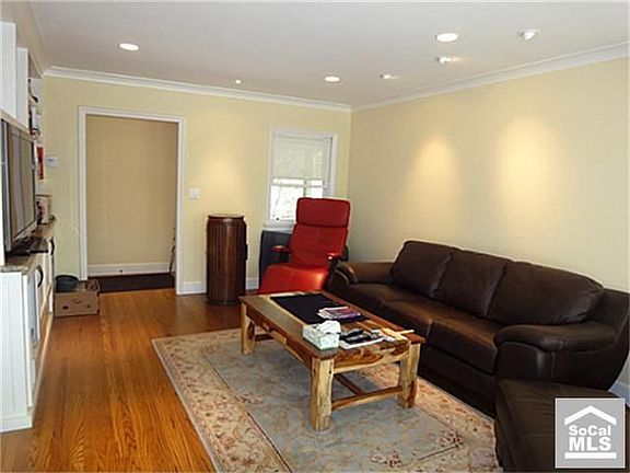 2nd image of 2414 Larchmont Ave
