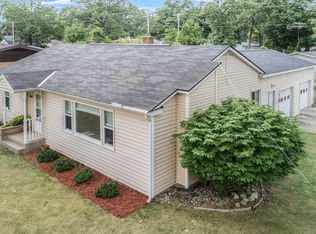 1880 Seminole Rd, Norton Shores, MI 49441