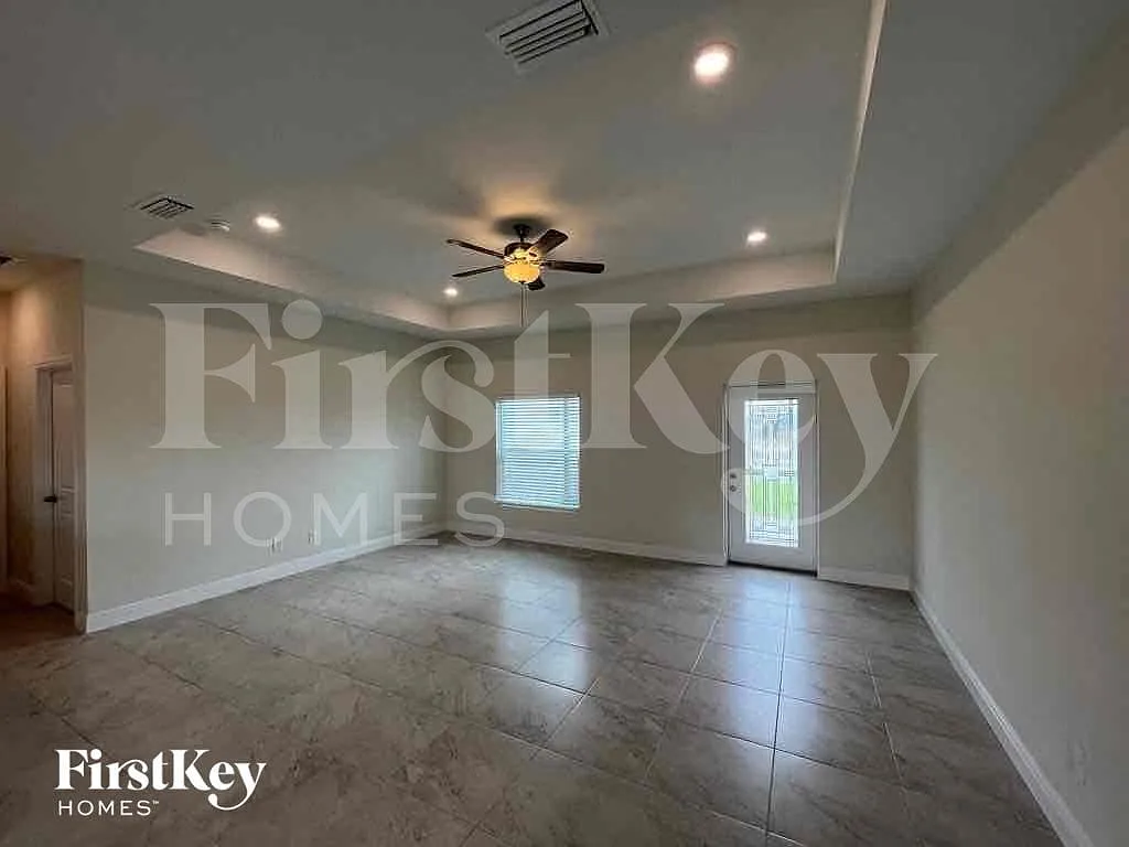 3 bed, 2.0 bath, 1464 sqft, $1,840 — Photo 2