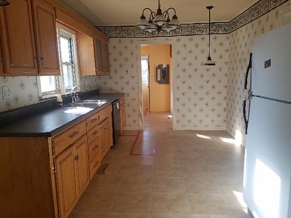 3rd image of 217 Harvey St