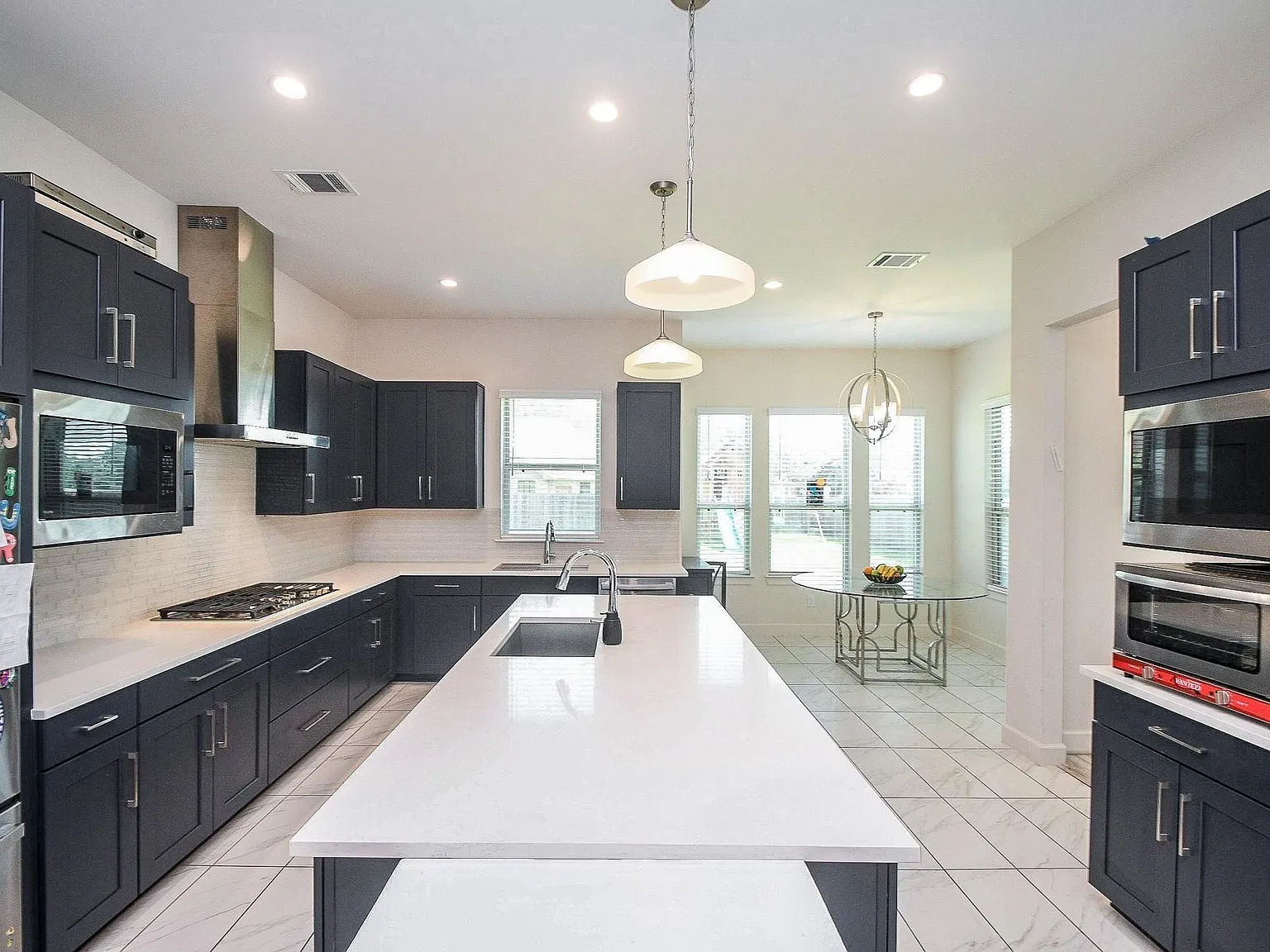 5 bed, 3.0 bath, 2892 sqft, $4,500 — Photo 2