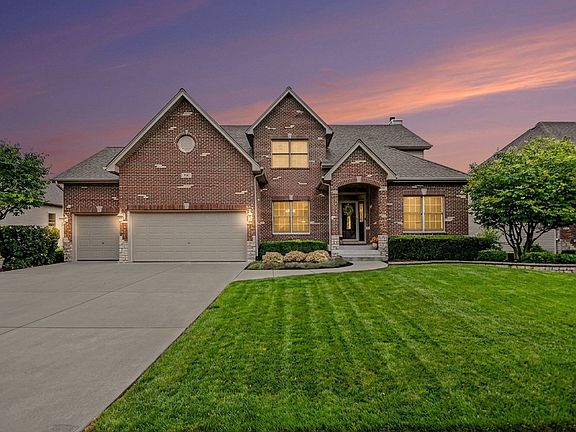 5th image of 176 Amherst Cir