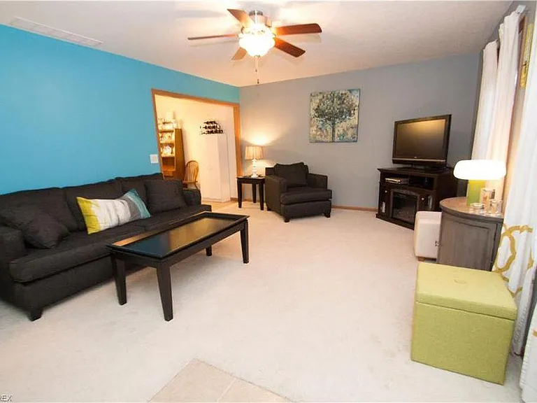 1053 Beachview Rd — Photo 2