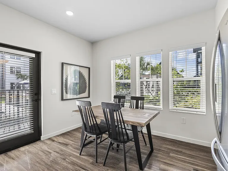 Azalea Luxury Apartments — Photo 8