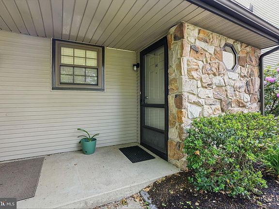 3rd image of 242 Sassafras Ct