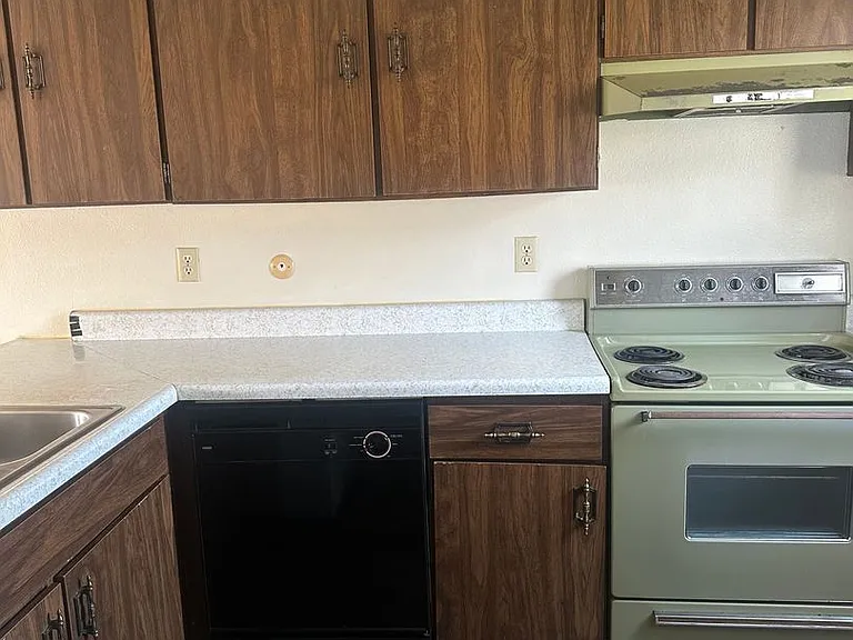 610 Curtis St — Photo 2