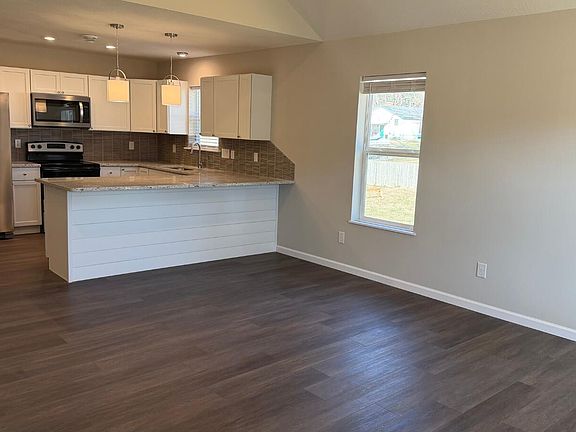 4th image of 913 W Della Street