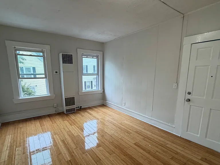 439-441 Rivet St 2E New Bedford Updated 2BR Near Shops, Parks & Major Routes — Photo 8