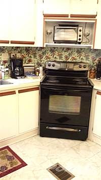 SPACIOUS KITCHEN W NEW APPLIANCES