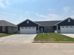 172 Mulberry Dr SE, Cascade, IA 52033