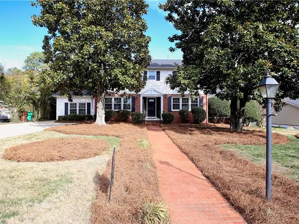 1410 Fernwood Dr, High Point, NC 27262