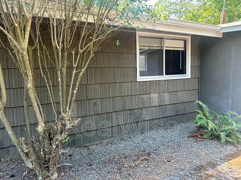 940 SE North St — Photo 26