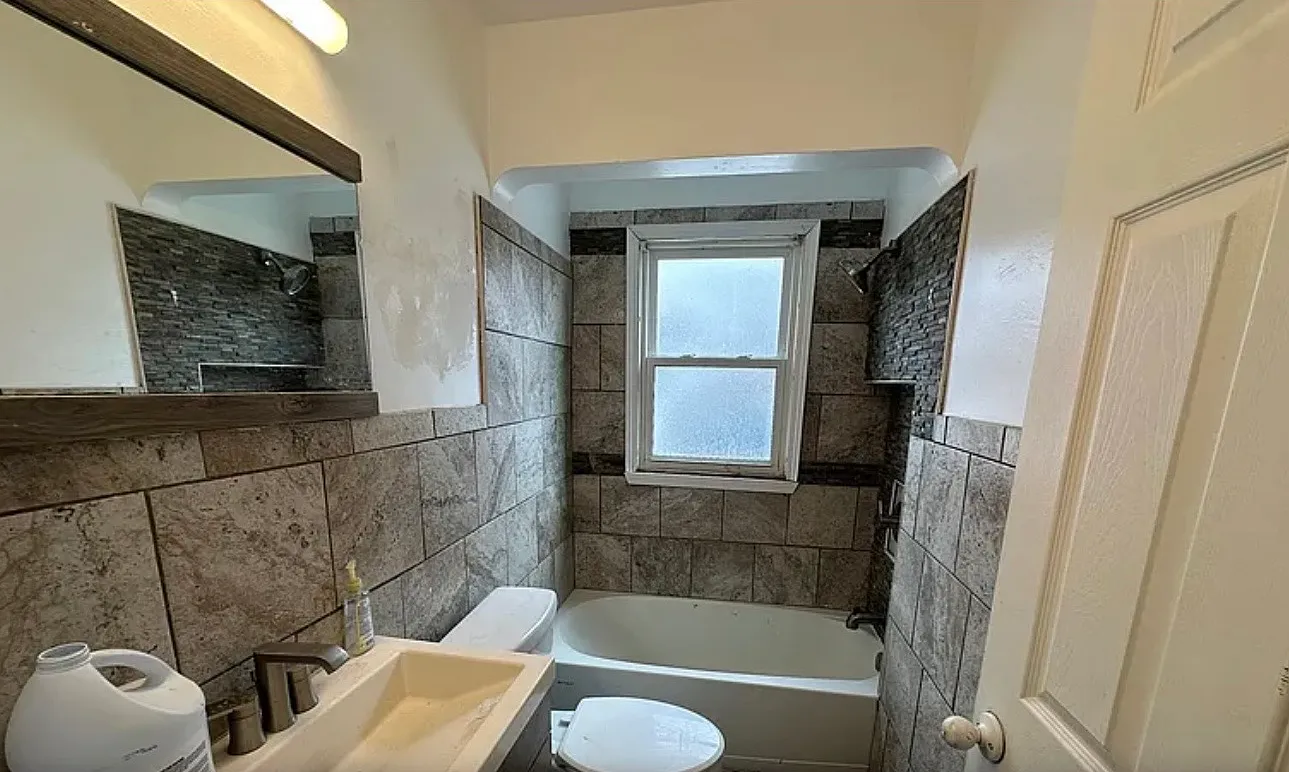 3 bed, 900 sqft, $1,300 — Photo 2