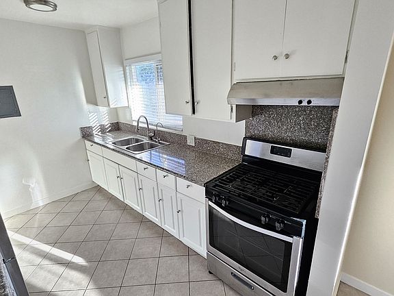 5th image of 7240 Woodman Ave #9