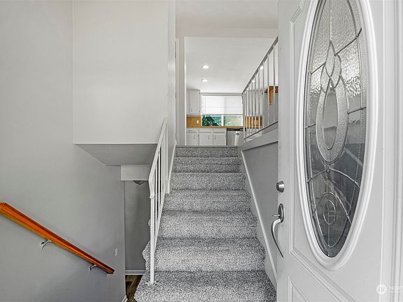 3rd image of 825 NE Sutton Place