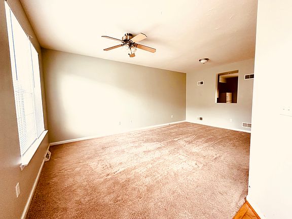 33 Sara Ln - Living Room