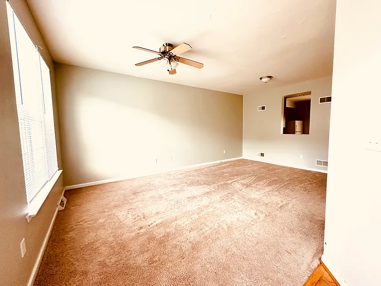 33 Sara Ln - Living Room