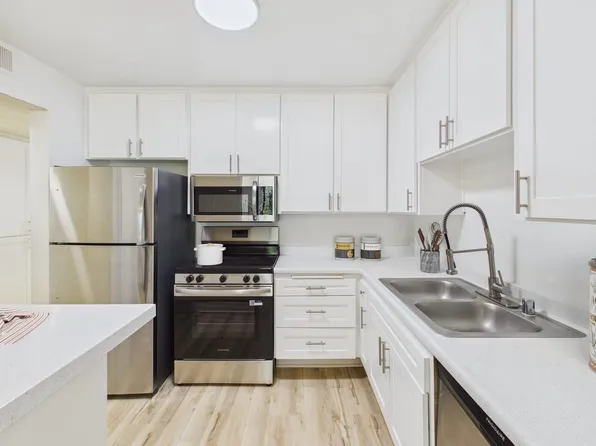 Dickens Court, 14955 Dickens St APT 109, Sherman Oaks, CA 91403