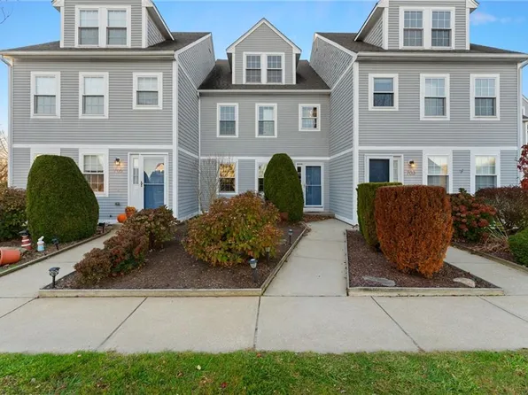 704 Fairway Dr Unit 704, Middletown, RI 02842