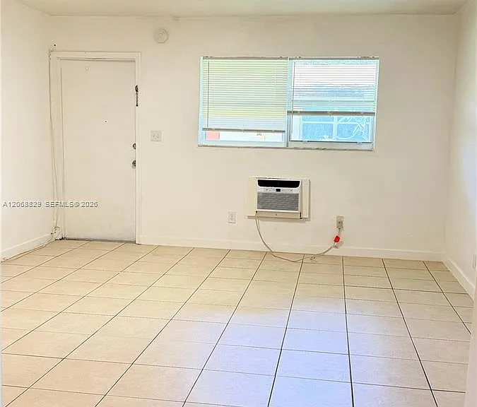 717 NE 1st St #5 — Photo 1
