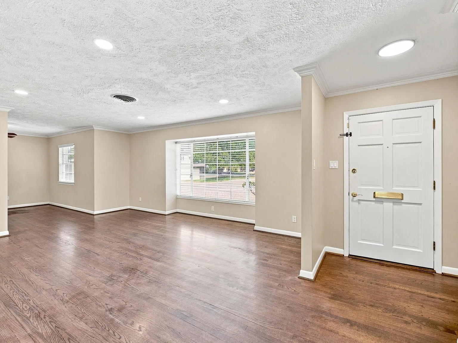 3 bed, 2.0 bath, 1899 sqft, $2,799 — Photo 4