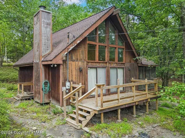 7126 Woodbridge Dr W, Bushkill, PA 18324
