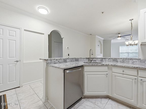 5th image of 13810 SUTTON PARK Drive N #1425