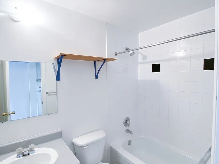 207 James St N #2 — Photo 3