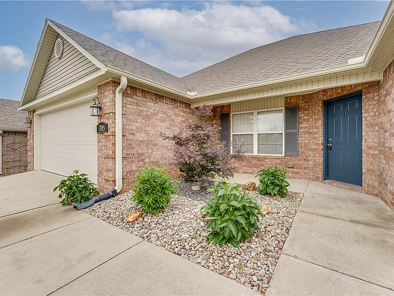 705 SW River Rock St — Photo 3