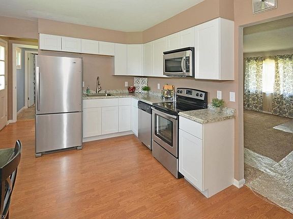4th image of 481 Windsor Dr