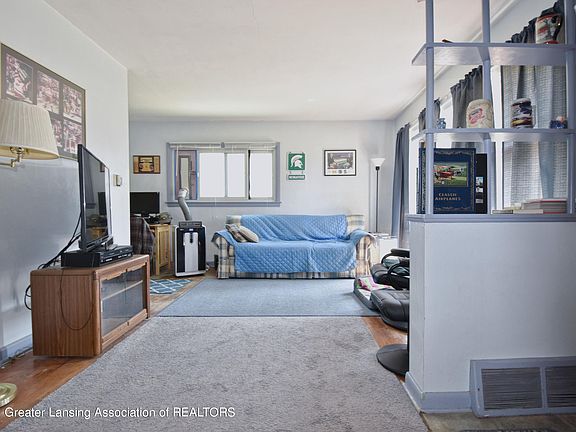 5th image of 825 E Greenlawn Ave
