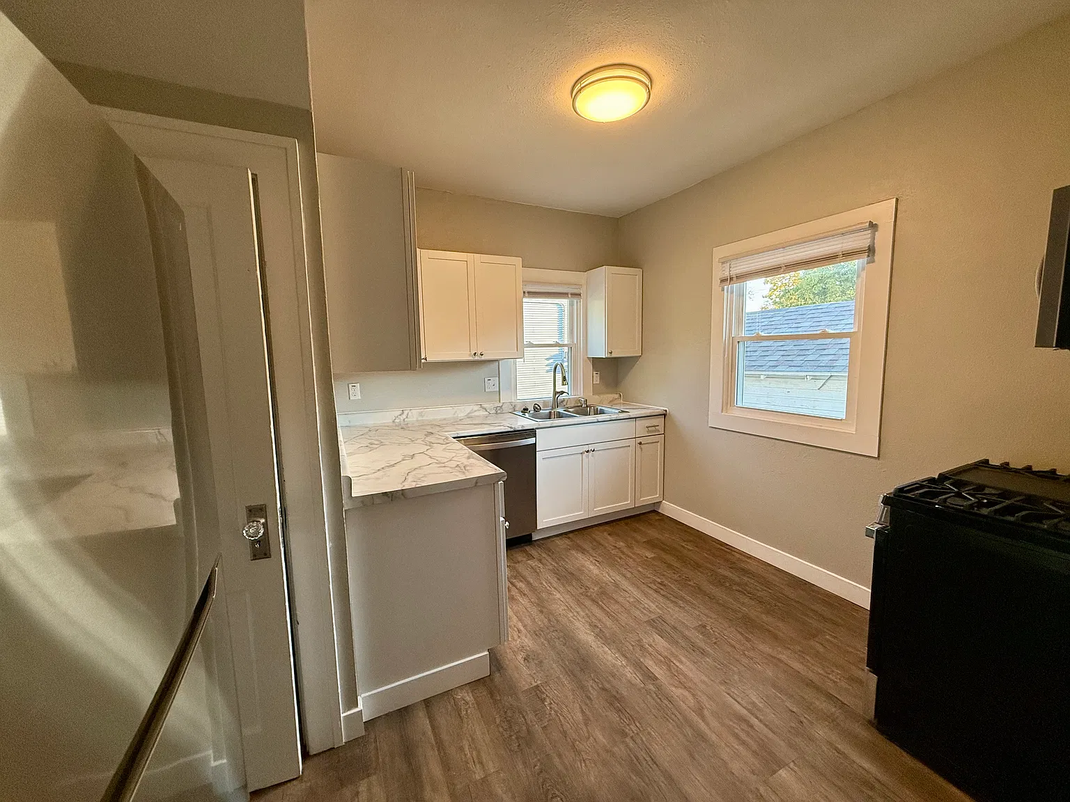 3 bed, 890 sqft, $2,300 — Photo 3